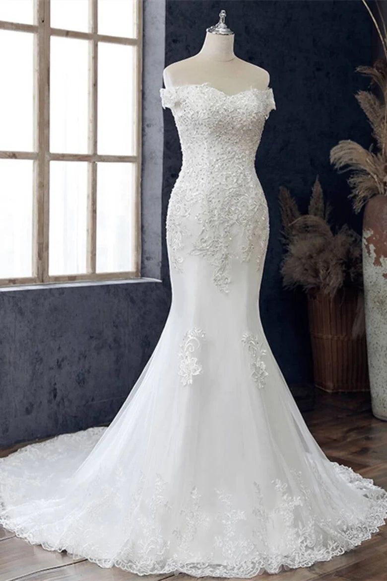 Vestido de novia con hombros descubiertos y bordado con cuentas